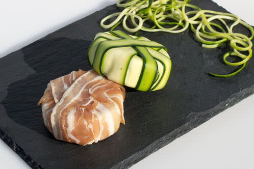 Recept: Camembert i bacon- och zucchinimantel